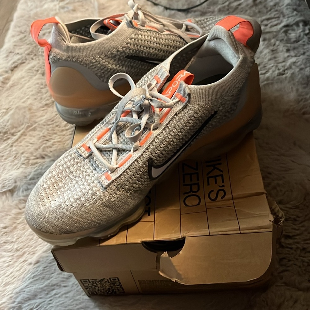 Rarely worn Nike vapor max tennis shoes